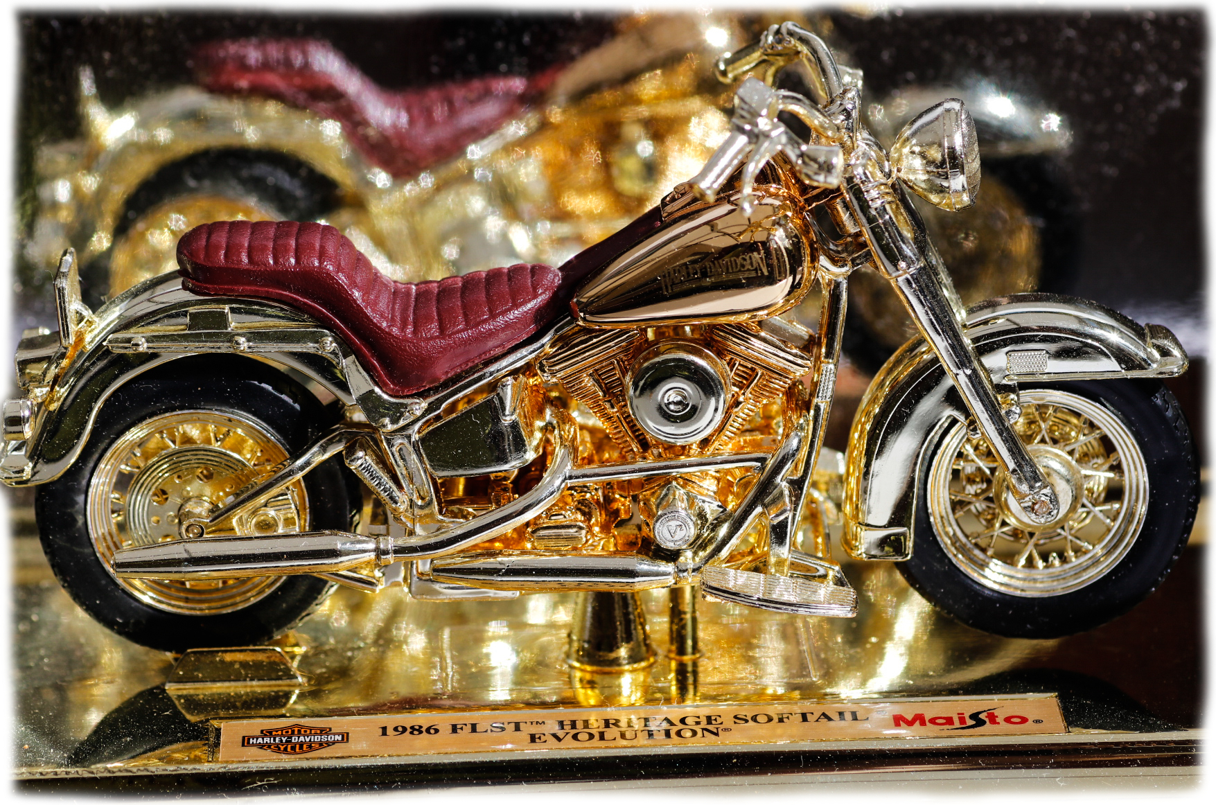 Maisto Gold Harley Davidson FLST Heritage Softail EVO