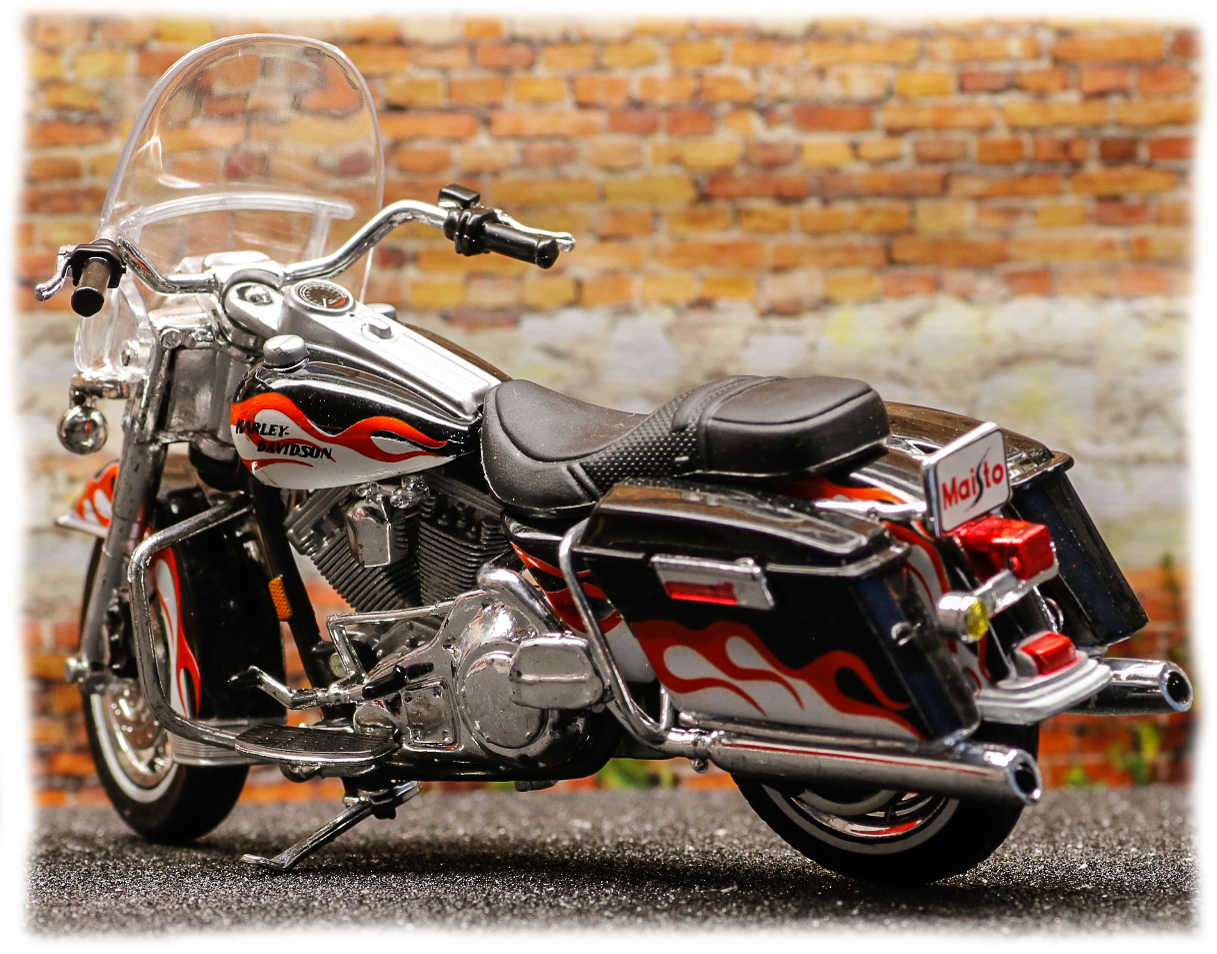Maisto Harley Davidson FLHCI Road King Classic