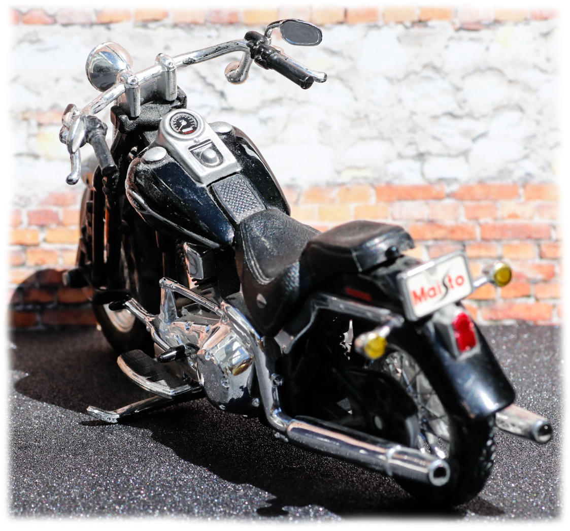 Maisto Harley Davidson FLSTCI Softail Springer Classic 2005