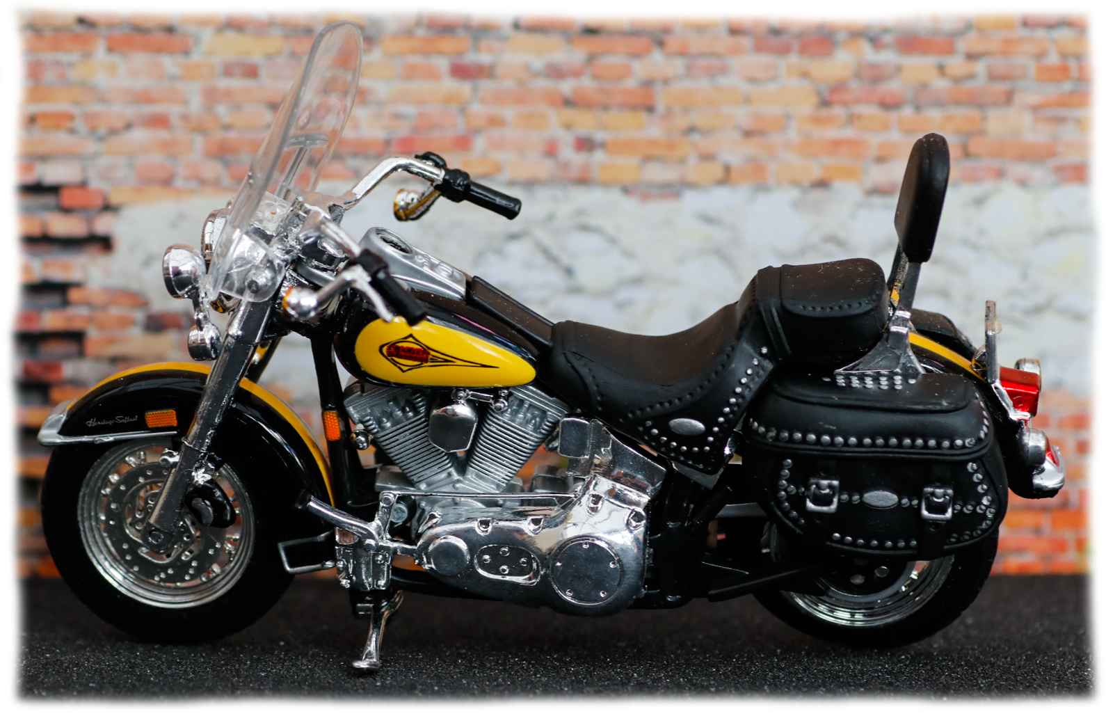 Maisto Harley Davidson FLSTC Heritage Softail Classic 2000