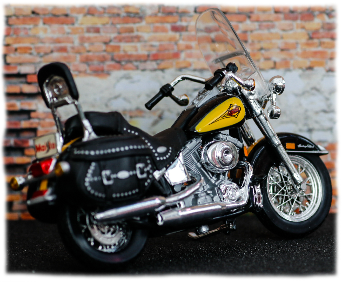 Maisto Harley Davidson FLSTC Heritage Softail Classic 2000