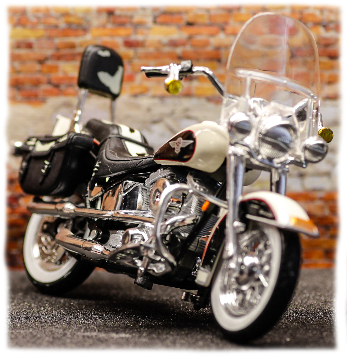 Maisto Harley Davidson FLSTN Heritage Softail Nostalgia 1993